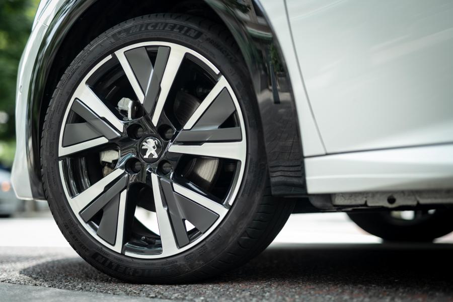 Колеса Peugeot 208 GT Line 2020 года  (JP) (фото 15 из 20)